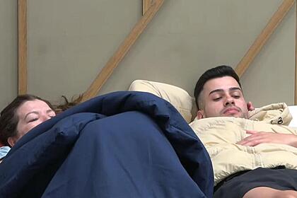 Dona geni e kaio deitados na cama do quarto de a grande conquista