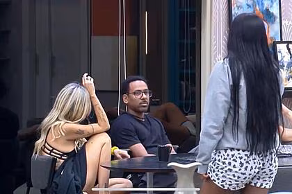 Edlaine em conversa com vinigram na mesa de a grande conqiuista