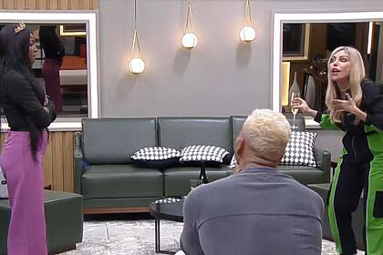 Edlaine e liziane em discussão no quarto das donas