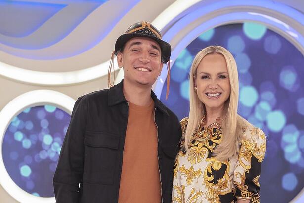 joão Gomes ao lado de Eliana sorrindo no cenário do SBT
