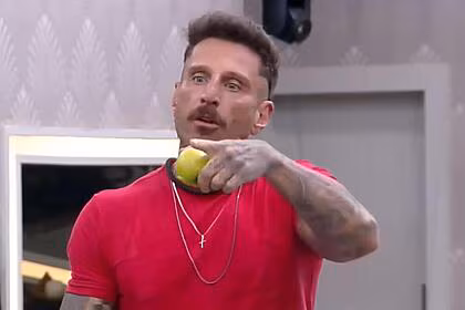 Guipa exaltando e com uma fruta na mão na a grande conquista