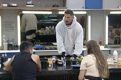 Guipa, hideo e dona geni em conversa na cozinha de a grande conquista