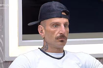Guipa de camiseta branca em a grande conquista