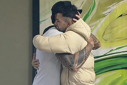 Guipa e kaio durante um abraço na a grande conquista