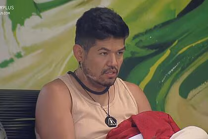 Hideo em conversa na área externa da mansão em a grande conquista