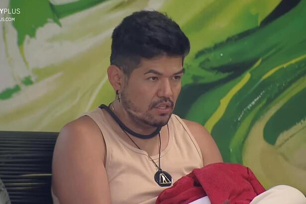 Hideo em conversa na área externa da Mansão em A Grande Conquista