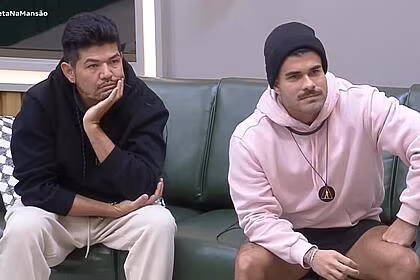Hideo e de albú no quarto dos donos da mansão