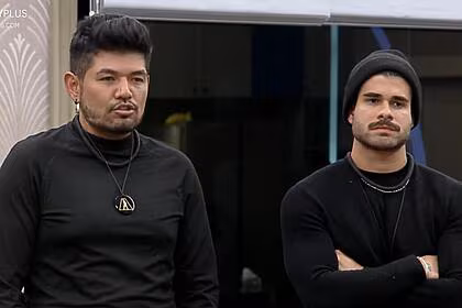 Hideo e de albú delegando as atividades na mansão de a grande conquista