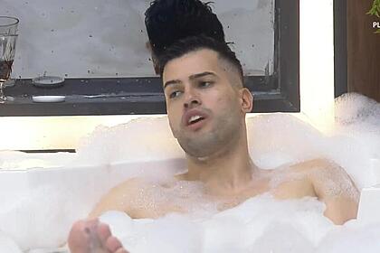 Kaio em conversa na banheira de hidromassagem de a grande conquista