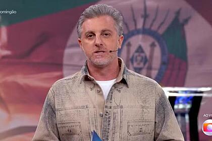 Luciano Huck de blusa jeans clara, em trecho de uma edição ao vivo no Domingão