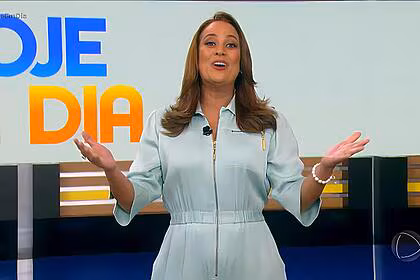 Renata alves sorrindo e apresentando o hoje em dia