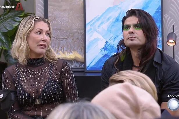 Baronesa olha para Rambo na sala do A Grande Conquista 2