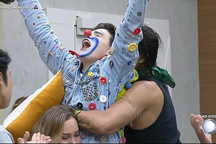 Bruno cardoso levanta os braços para o céu, comemorando a vitória na 1ª zona de risco do a grande conquista 2