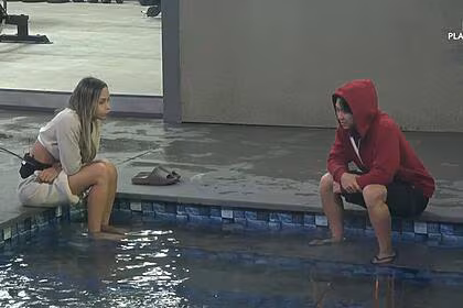 Any e cel com os pés para dentro da piscina, sentados na beira da mansão do a grande conquista falando sobre bruno cardoso