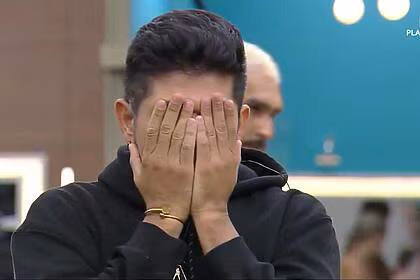 Hideo com as mãos nos olhos chorando na sala da mansão do a grande conquista 2