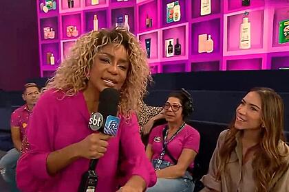 Cariúcha de rosa visita estúdio do Jequiti Live Show
