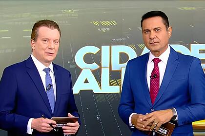 Celso Russomano e Willian Leite em frente ao telão do Cidade Alerta Edição de Sábado