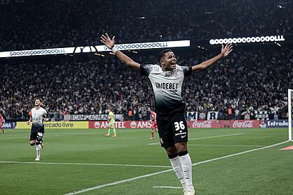 Wesley com os braços abertos comemorando vitória do Corinthians na transmissão da Sul-Americana no SBT