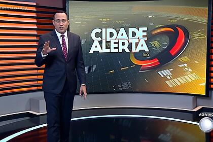 Ernani Alves no cenário do Cidade Alerta Rio apontando para o alto