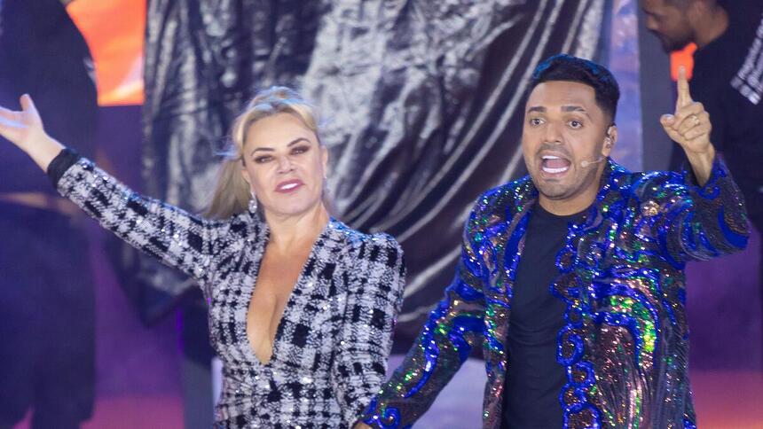 Flor abre os braços ao lado de Tirullipa no Circo do Tiru