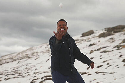 Na Montanha Whistler, o repórter vive o sonho de ver neve pela primeira vez no Globo Repórter