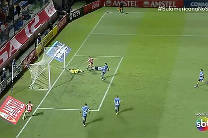 Jogador faz o primeiro gol do jogo entre Internacional x Belgrano na Cop Sul Americana no SBT