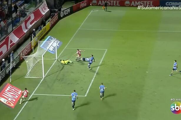 Jogador faz o primeiro gol do jogo entre Internacional x Belgrano na Cop Sul Americana no SBT