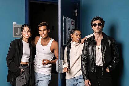 Agatha Moreira, Nicolas Prattes, Gabz e Chay Suena na porta do estúdio da novela Mania de Você
