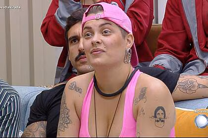 Mc mari de boné rosa na sala da mansão do a grande conquista recebendo o colar da zona de risco