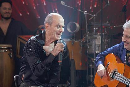 Ney Matogrosso canta com amigo Roberto de Carvalho no palco do Altas Horas