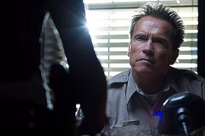 Arnold schwarzenegger vestido de policial em cena do filme o último desafio