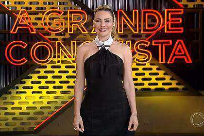 Rachel sheherazade sorrindo na noite da primeira eliminação da mansão do a grande conquista 2