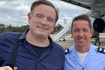 Roberto Cabrini ao lado de um Piloto da FAB no rRo Grande do Sul onde vai ancorar o Jornal Nacional
