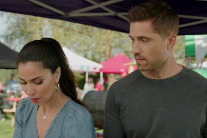 Homem de camisa verde olha para a mulher com olhar apaixonado. Ela está de cabeça baixa em cena do filme Receita para o Amor