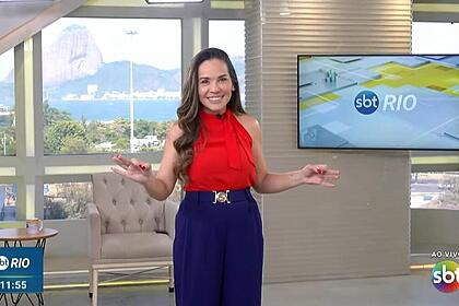 Isabele Benito sorrindo e apresentando o SBT Rio