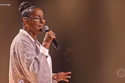 Tânia mayra, de 71 anos, canta no palco do canta comigo 2