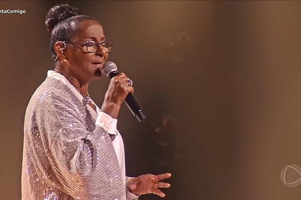 Tânia Mayra, de 71 anos, canta no palco do Canta Comigo 2