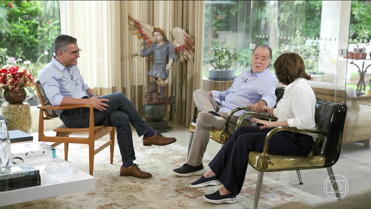 Repórter Hélter Duarte sorrir durante entrevista com Tony Ramos no Fantástico