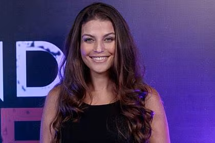 Rose brant posa sorridente em foto