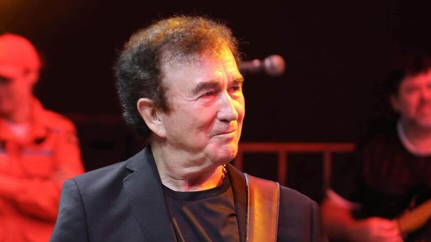 Amado Batista segura guitarra em show