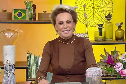 Ana Maria Braga sentada na bancada do Mais Você