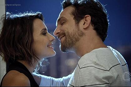 Benjamin beija Zoé em cena da novela Apocalipse