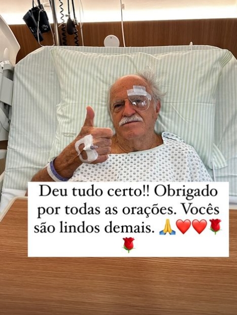 Ary Fontoura deitado na cama do hospital após a cirurgia nos olhos. Print dos stories do Instagram 