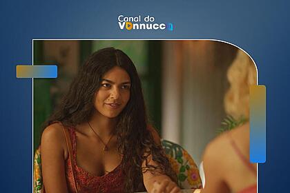 Quinota sorrindo em cena de No Rancho Fundo na arte de divulgação da Coluna do Vannucci