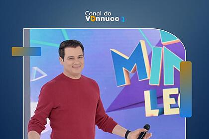 Celso Portiolli sorrindo no cenário do Domingo Legal
