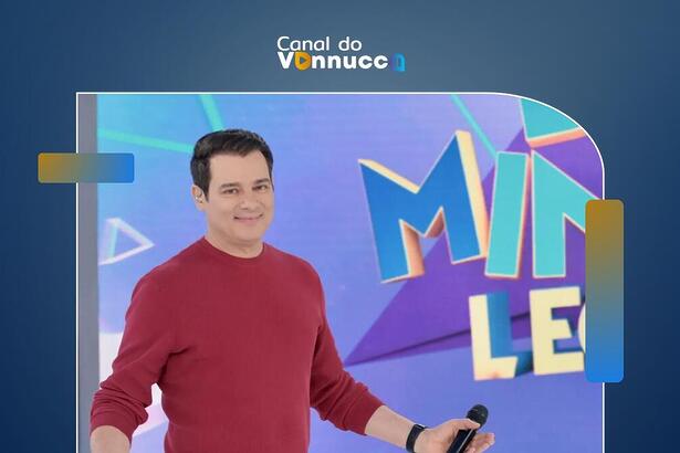 Celso Portiolli sorrindo no cenário do Domingo Legal