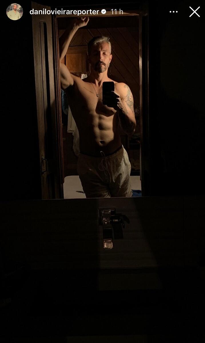 Danilo Vieira exibindo tanquinho em selfie no Instagram 