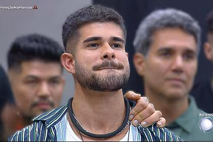Lucas de albú triste na sala da mansão do a grande conquista 2