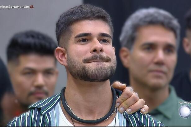 Lucas de Albú triste na sala da Mansão do A Grande Conquista 2