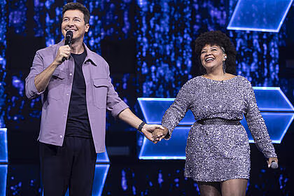 Rodrigo faro segura mão de ericka costta no palco do canta comigo 6